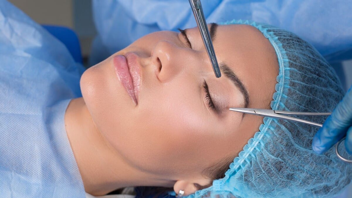 plastic surgeon for eyes